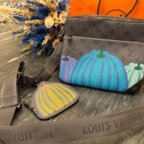 Louis Vuitton YAYOI KUSAMA SPECIAL EDITION UNISEX MESSENGER BAG - Picture 3 of 3